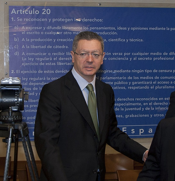 Alberto Ruiz-Gallardón, ministro de Justicia, ante el Artículo 20 de la Constitución. Foto: M. A. Benedicto / APM